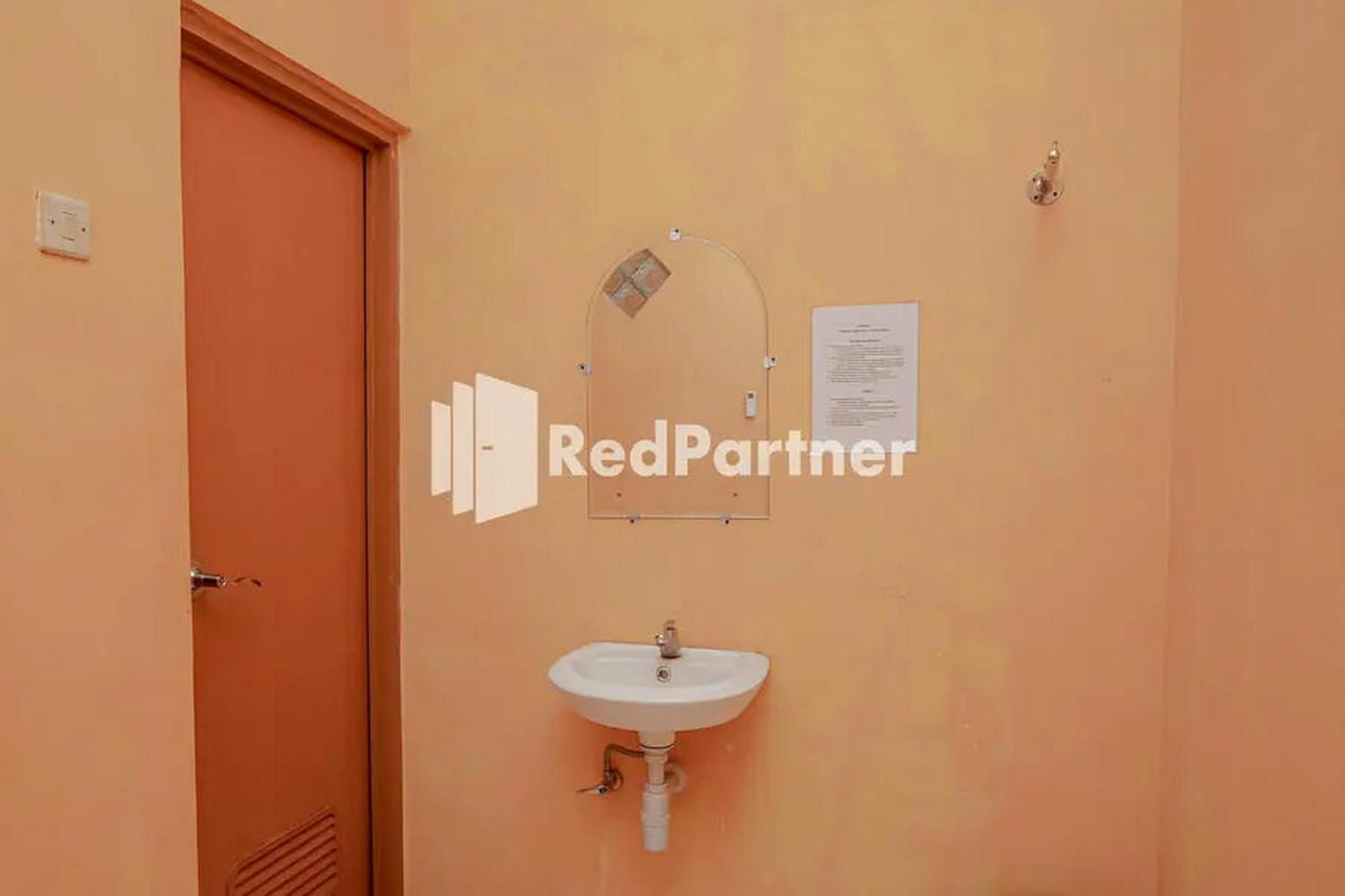 OYO 90511 Pondok Damai Guest House Syariah Cirebon Bagian luar foto