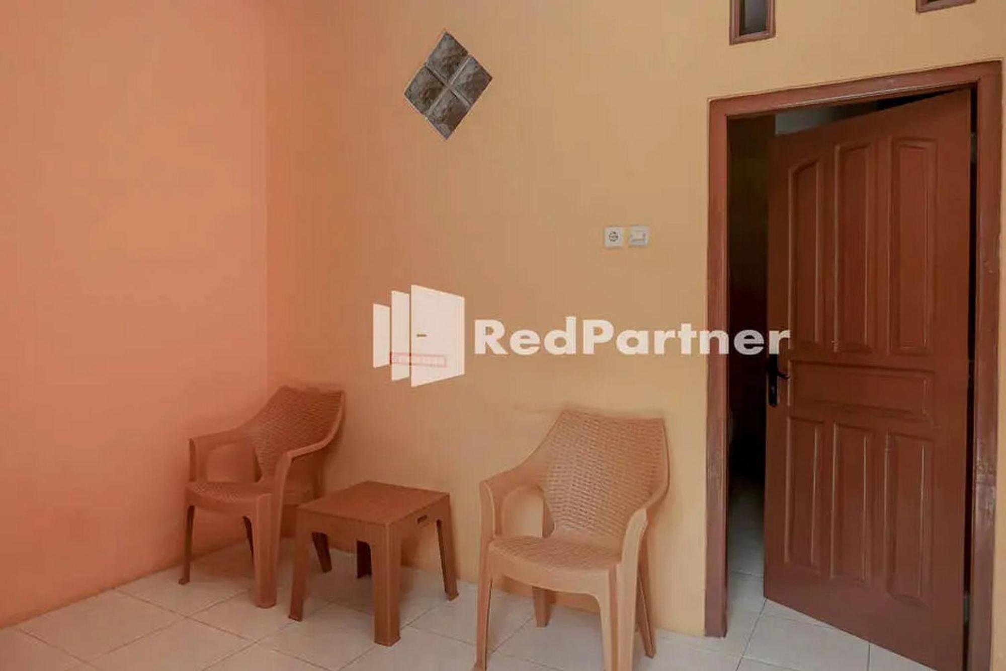 OYO 90511 Pondok Damai Guest House Syariah Cirebon Bagian luar foto