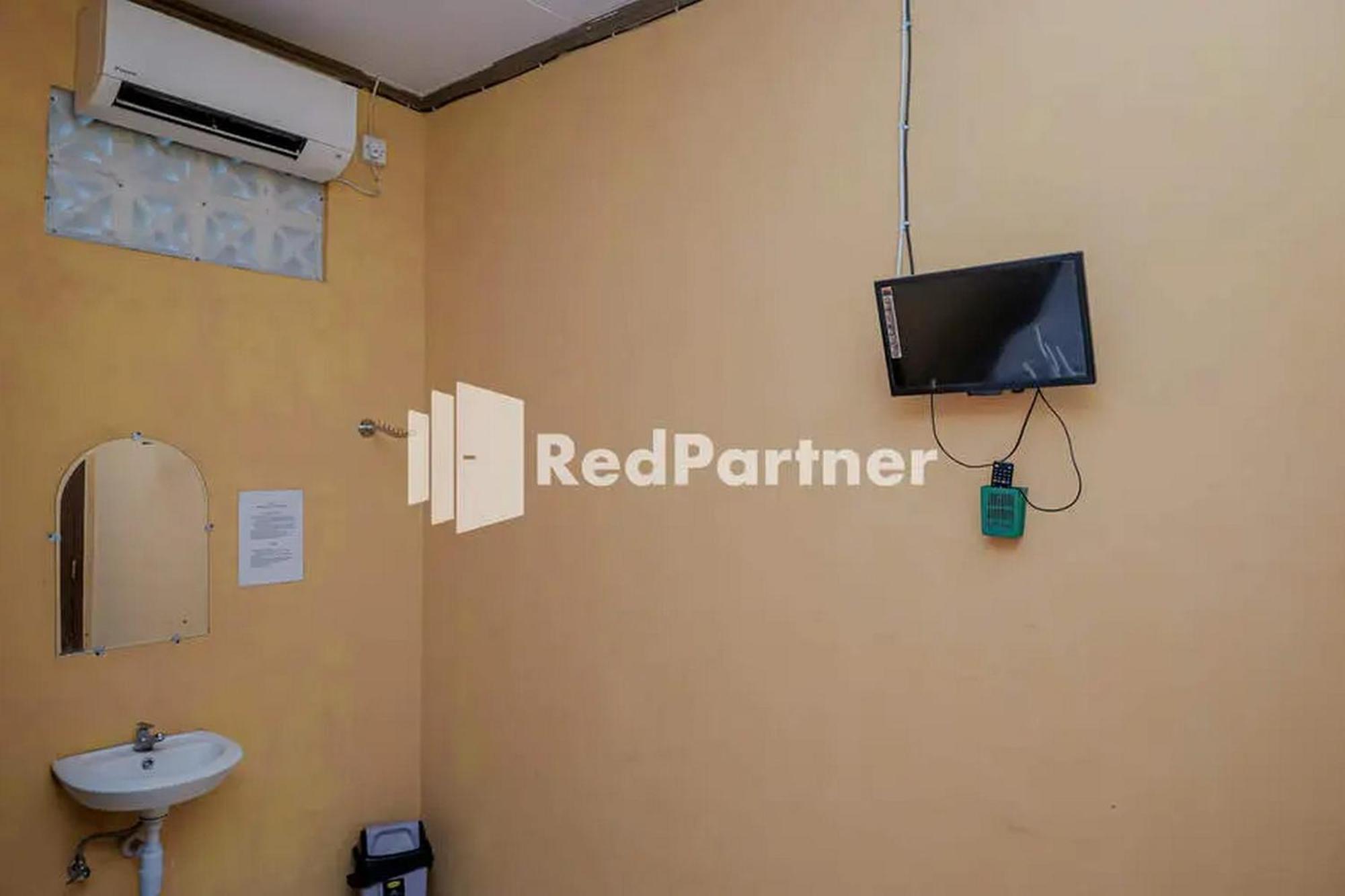 OYO 90511 Pondok Damai Guest House Syariah Cirebon Bagian luar foto