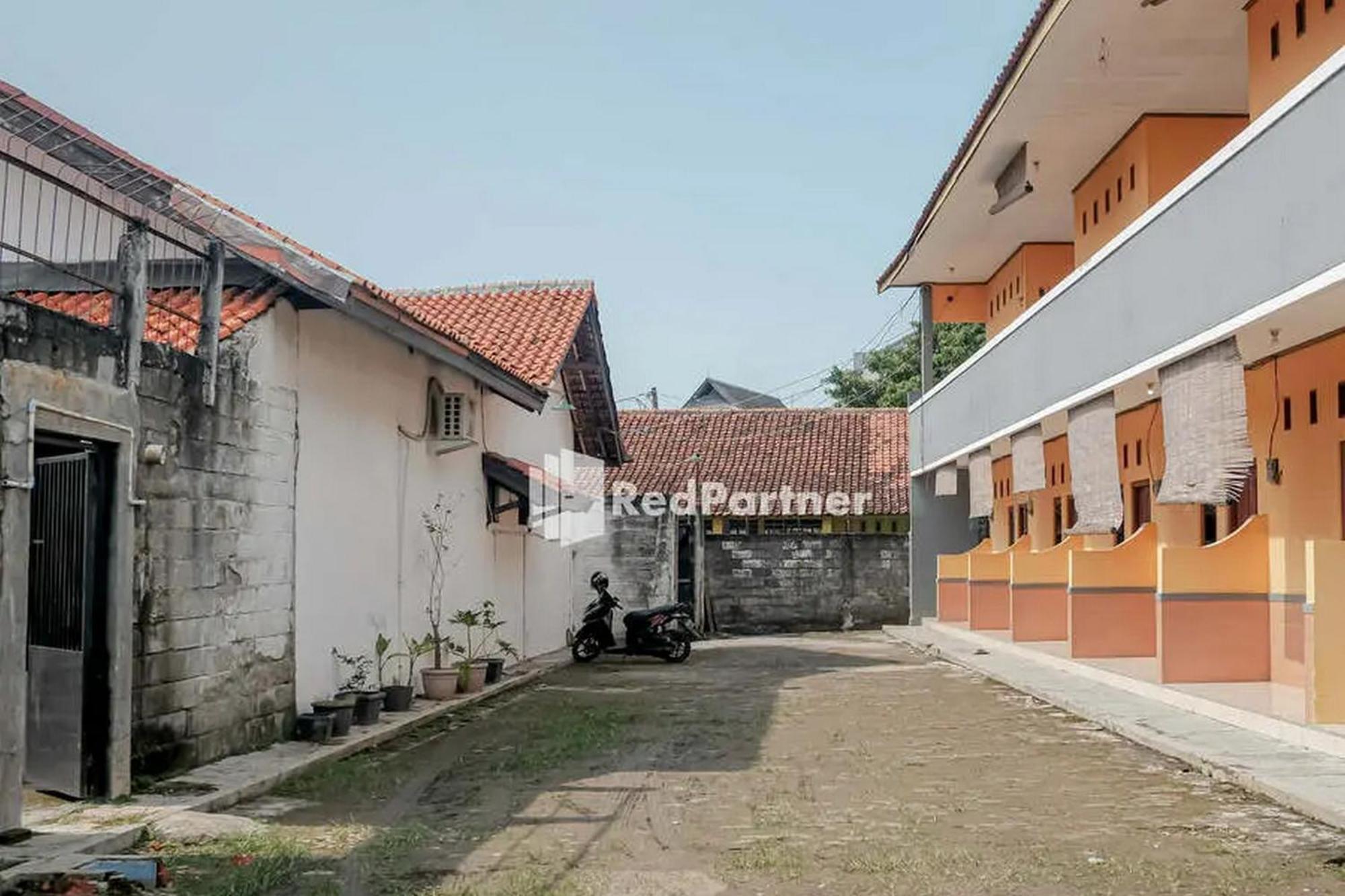 OYO 90511 Pondok Damai Guest House Syariah Cirebon Bagian luar foto
