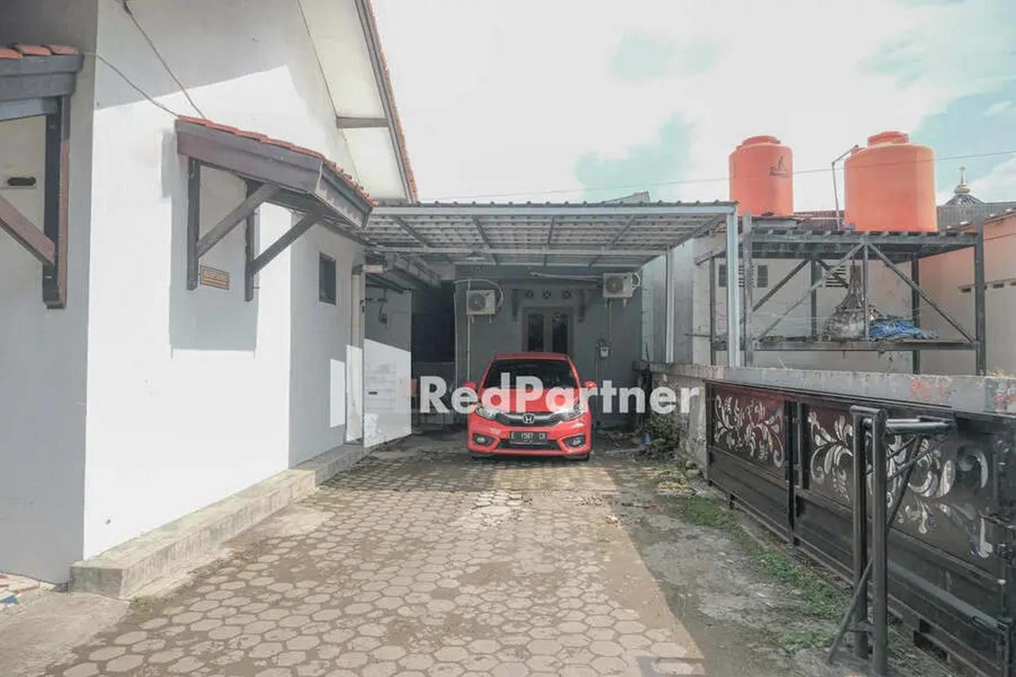 OYO 90511 Pondok Damai Guest House Syariah Cirebon Bagian luar foto