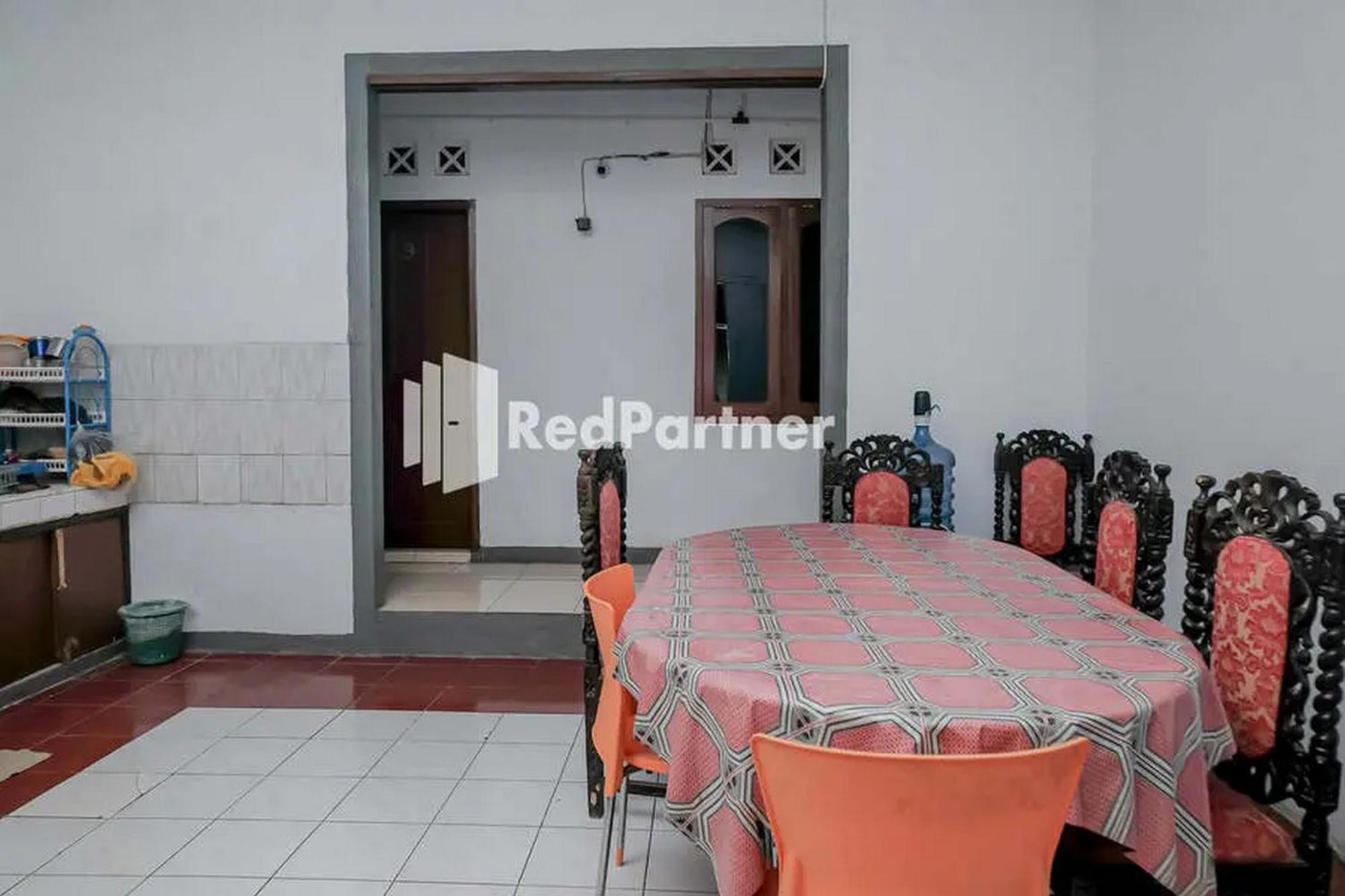 OYO 90511 Pondok Damai Guest House Syariah Cirebon Bagian luar foto